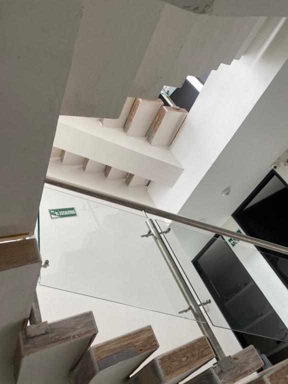 eine Treppe in einem Gebäude mit Büchern darauf in der Unterkunft Hotel Paradisus in Neiva