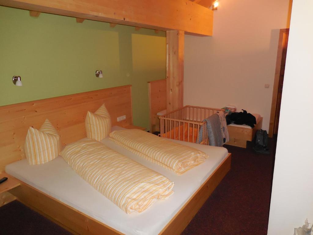 Postel nebo postele na pokoji v ubytování Hotel Jägerstüble