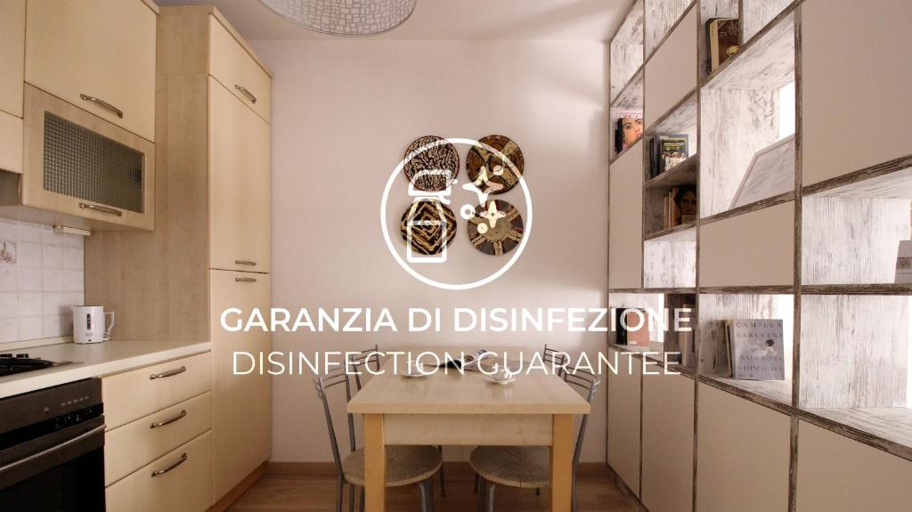 ミラノにあるItalianway-Bligny 39 Studioのキッチン(テーブル付)、