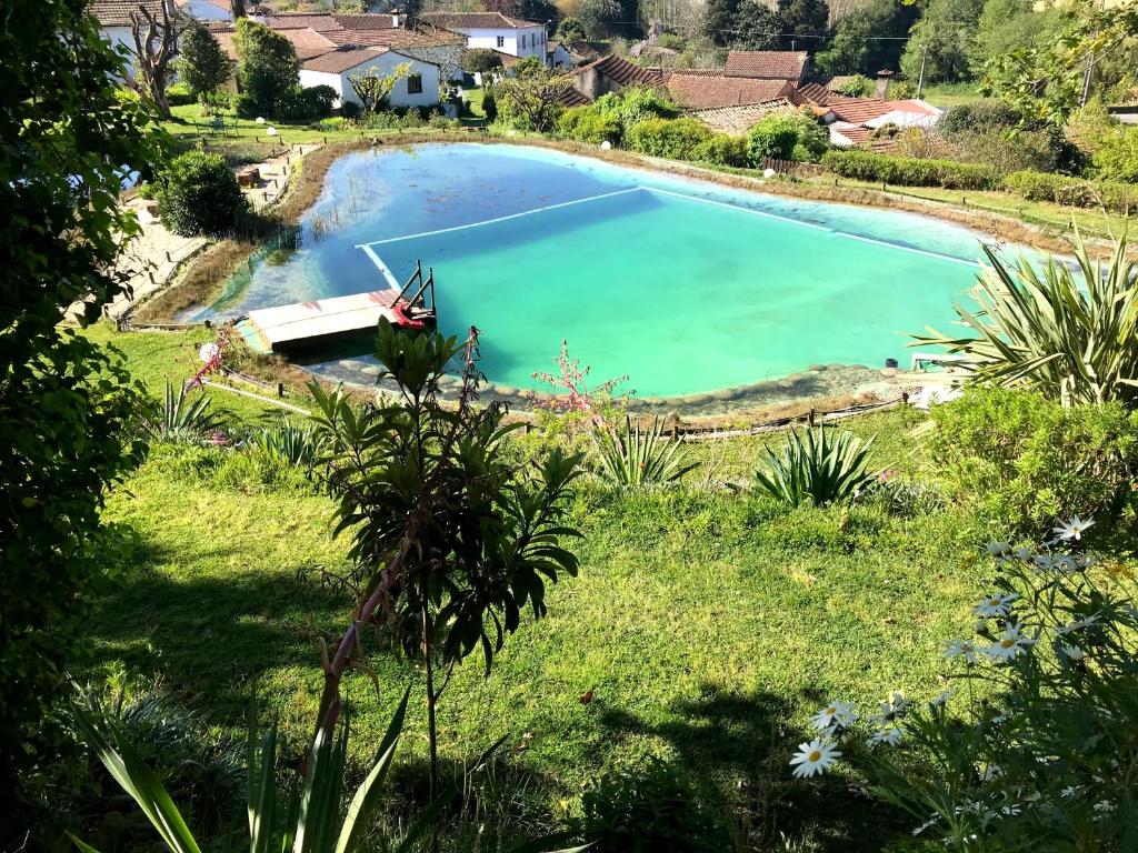 uma vista superior de uma grande piscina de água em Quinta da Fontoura em Alquerubim