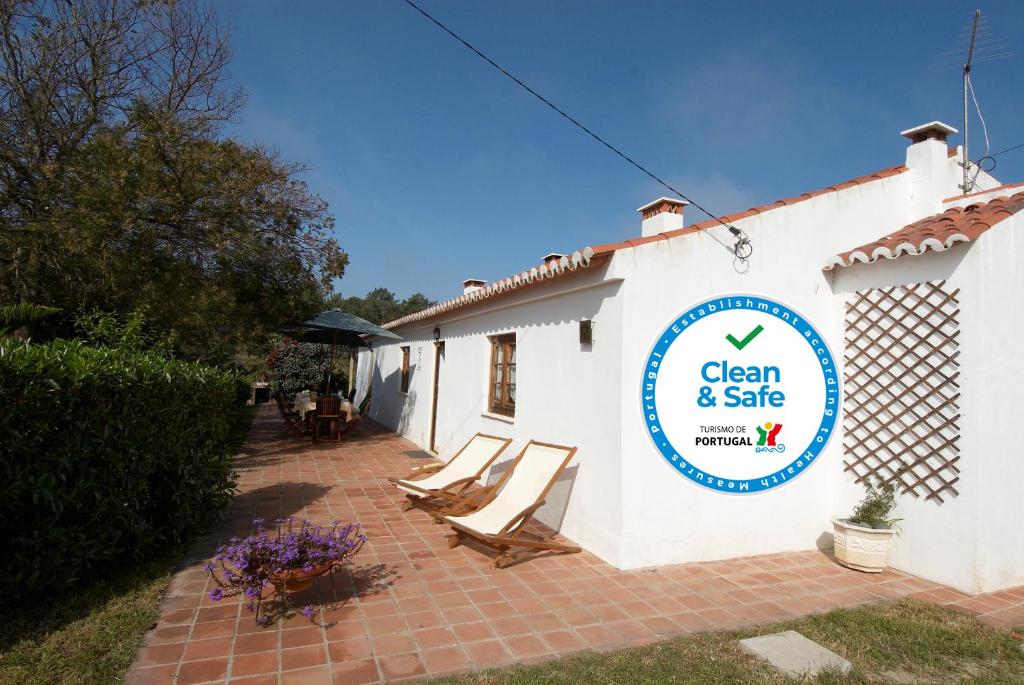 a small white building with a sign on it at Quinta Pero Vicente in Odeceixe