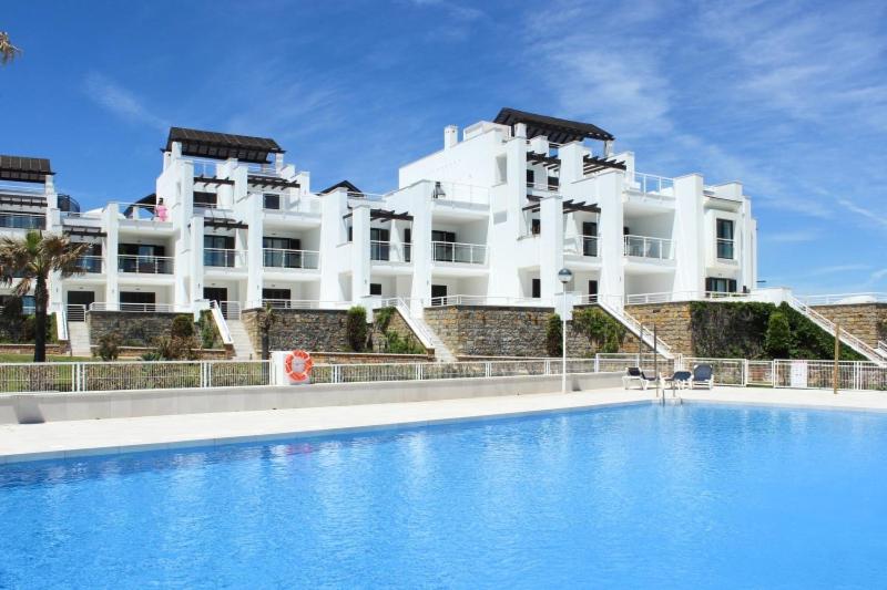 Bazén v ubytování Casares Del Mar Luxury Apartments penthouse with beach access nebo v jeho okolí