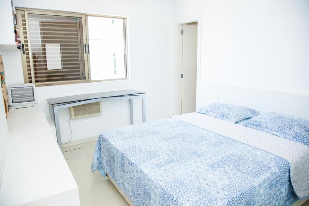 Ένα ή περισσότερα κρεβάτια σε δωμάτιο στο Apto frente mar Bal Camboriu pé na areia churrasqueira carvao na sacada fantástica e encantadora vista mar