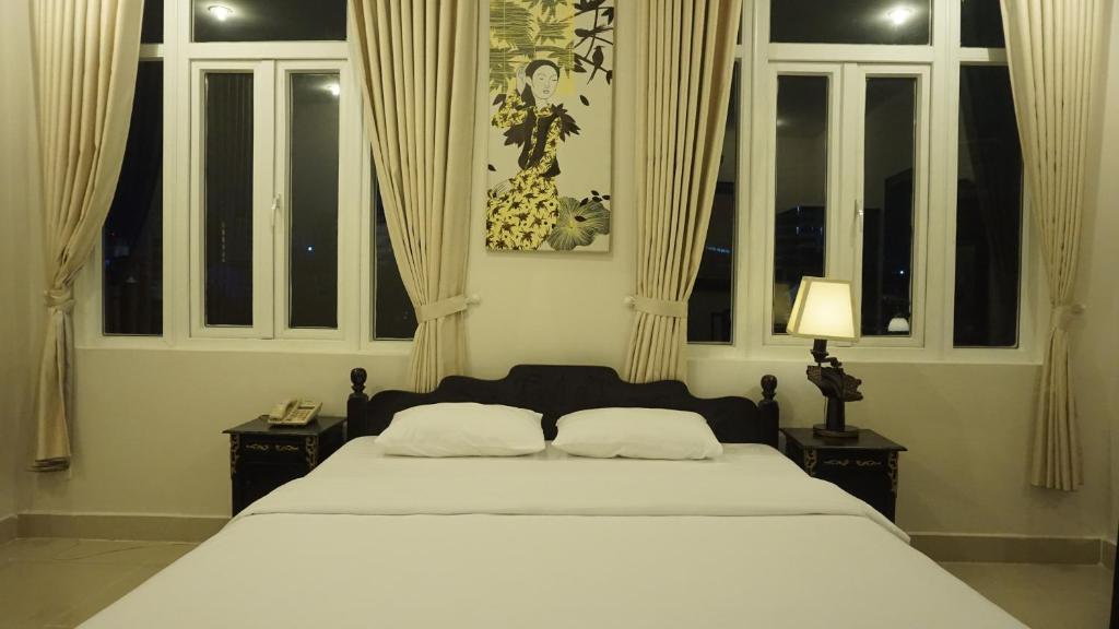 Postel nebo postele na pokoji v ubytování Hue Nino Hotel