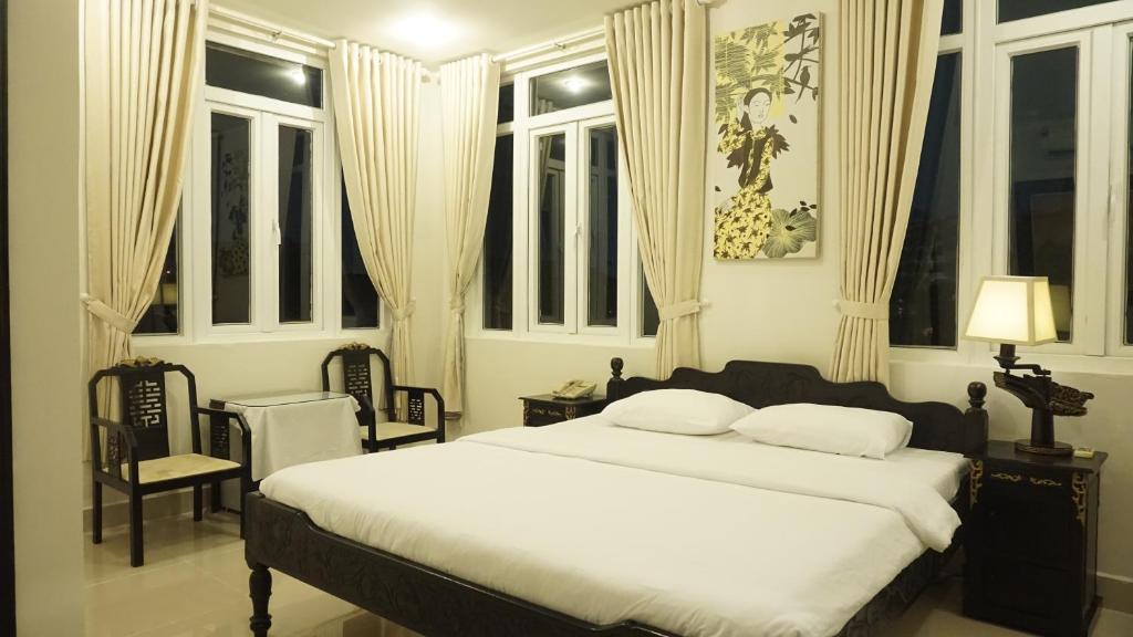 Postel nebo postele na pokoji v ubytování Hue Nino Hotel