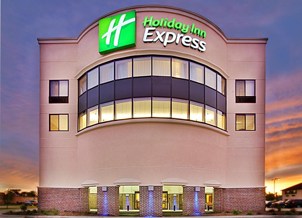 budynek Houston Inn Express z napisem „Holiday Inn Express” w obiekcie Holiday Inn Express- Waterloo/Cedar Falls, an IHG Hotel w mieście Waterloo