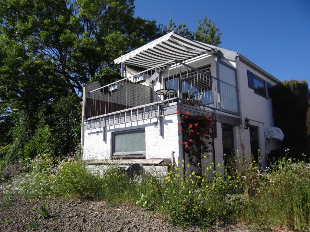 een wit huis op een heuvel bij Vakantiewoning Akkerrand Kamperland in Kamperland