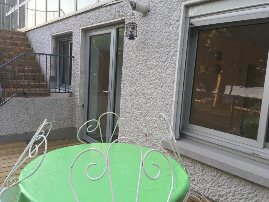 a green table in front of a window at Le bord de Loire in Basse-Indre