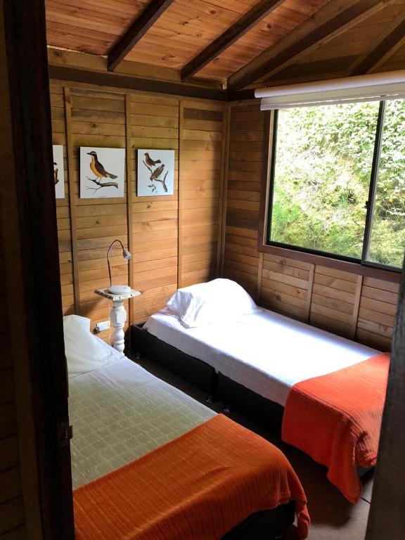 Postel nebo postele na pokoji v ubytování Cabañas Valle del Cocora La Truchera