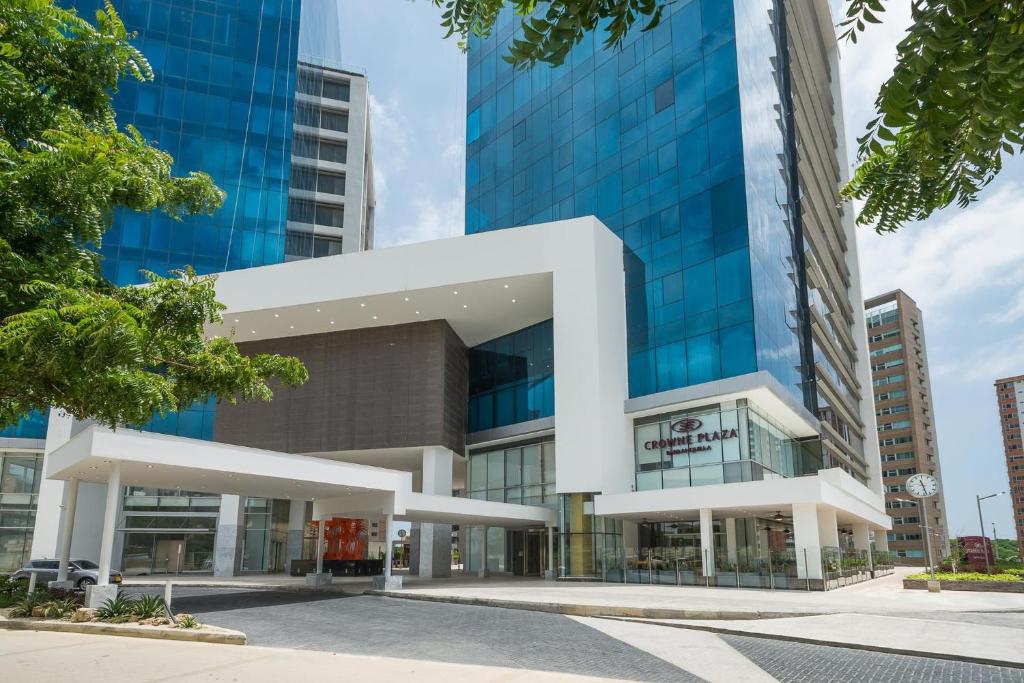 un edificio de oficinas con cristal azul en Crowne Plaza Barranquilla, an IHG Hotel en Barranquilla