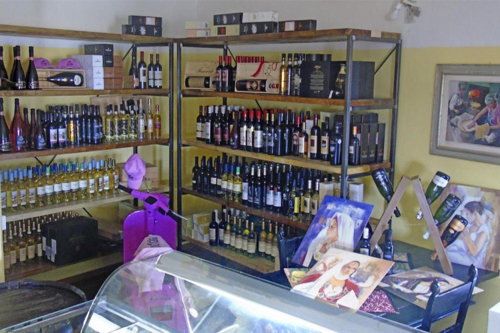 Zdjęcie z galerii obiektu Managheri Wine Bar w mieście Oliena