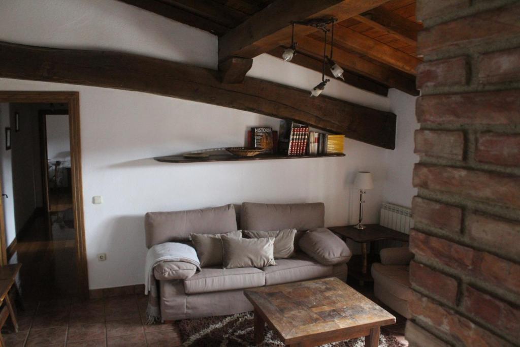 - un salon avec un canapé et une table dans l'établissement Casa Rural MAITETXU, à Viscarret-Guerendiáin