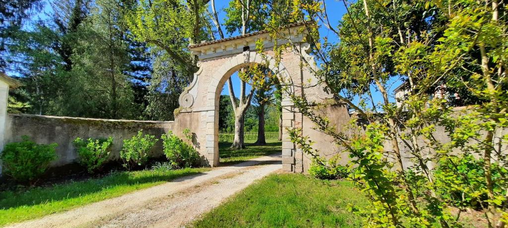 een oude stenen brug met een onverharde weg bij Agriturismo La Bella in Follina