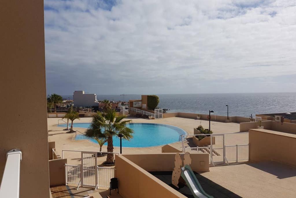 a view of a swimming pool and the ocean at Residencial Cary II - Apartamento Familiar in Poris de Abona