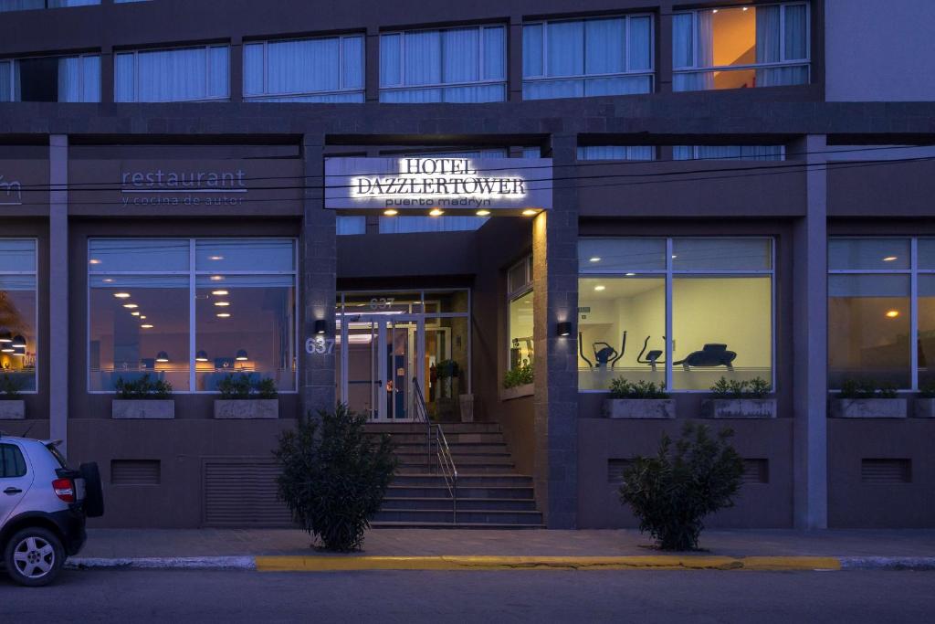 プエルト・マドリンにあるDazzler by Wyndham Puerto Madrynのホテル体験を読む看板のある建物