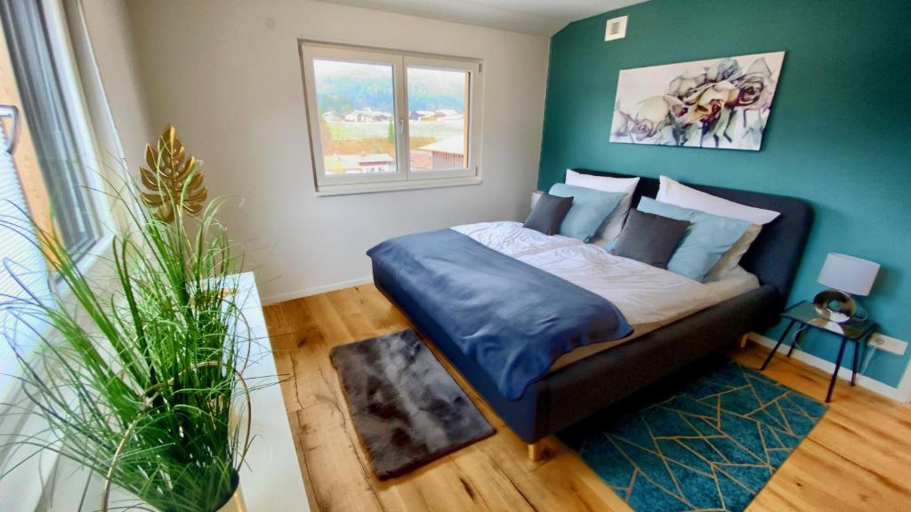 Luxury Unique Homes: Chalets Inzell في انزل: غرفة نوم بسرير وجدار أخضر