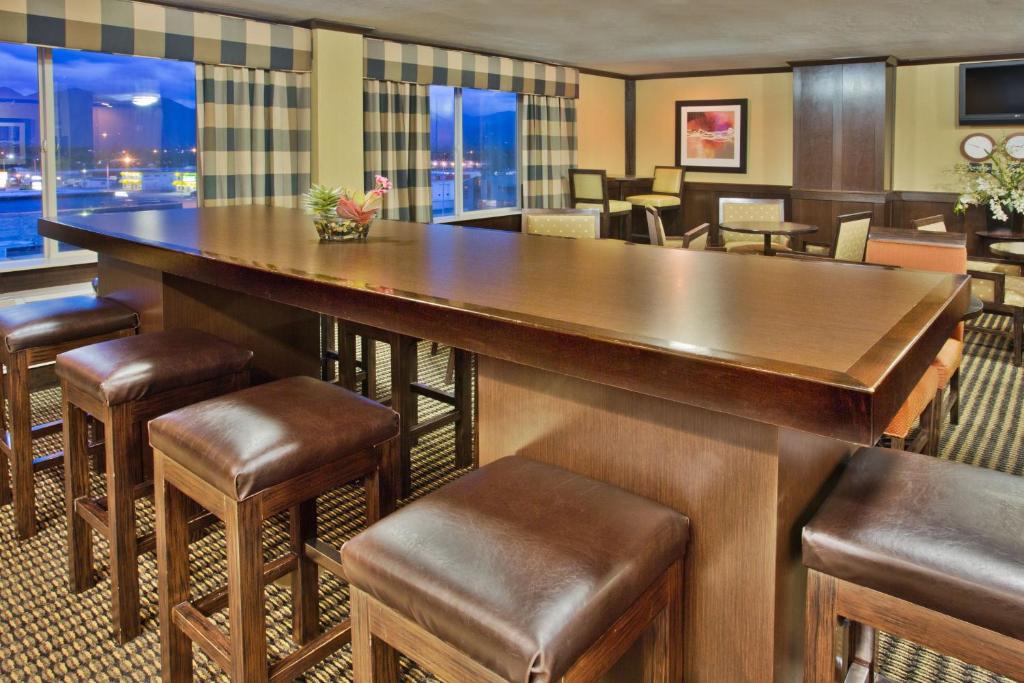 Posezení v ubytování Crowne Plaza Anchorage-Midtown by IHG