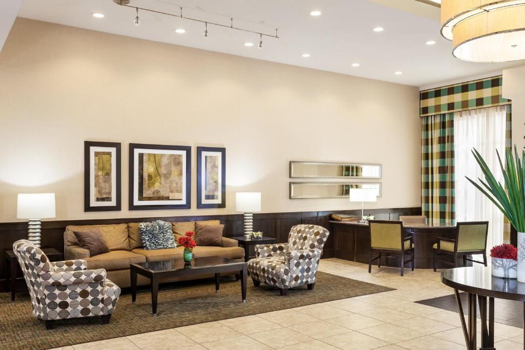 Posezení v ubytování Crowne Plaza Anchorage-Midtown by IHG