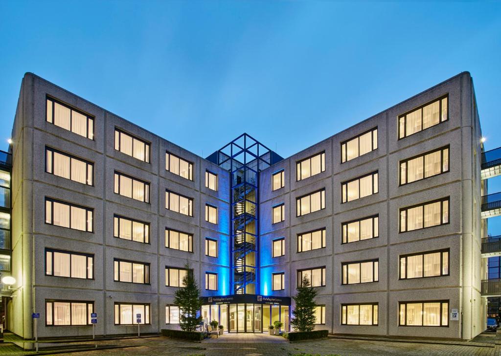 
a large building with a large window at Holiday Inn Express Amsterdam - Schiphol, an IHG Hotel in Hoofddorp
