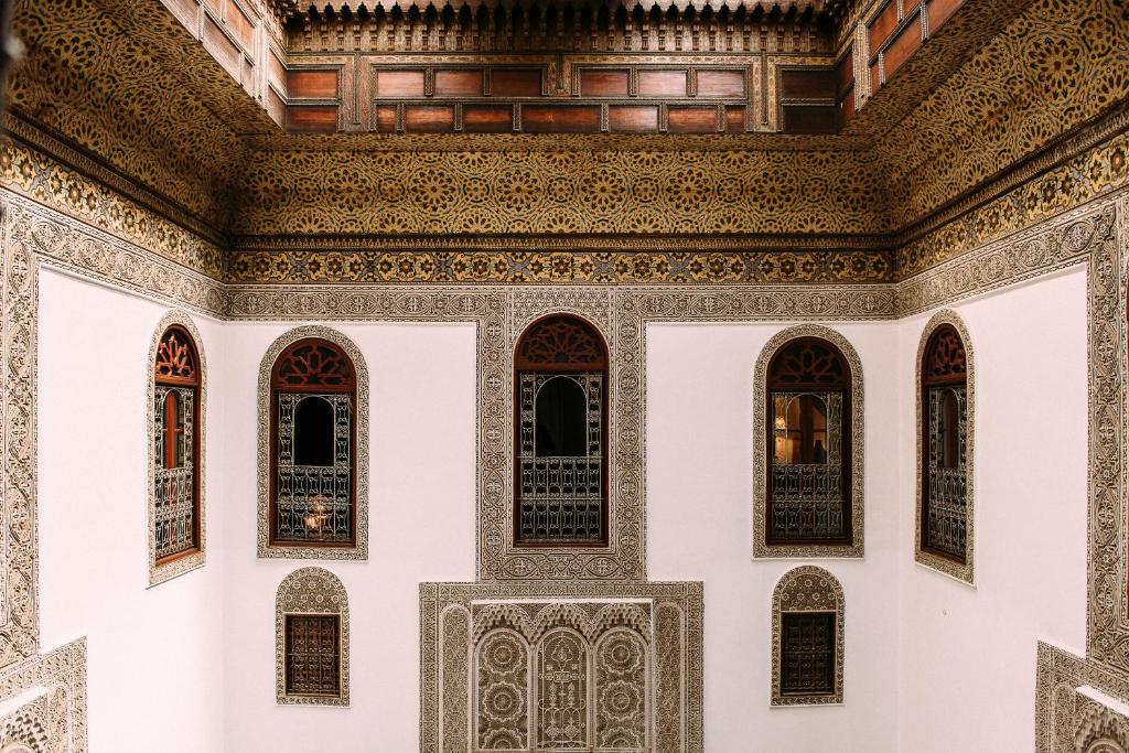 una imagen de un edificio con ventanas ornamentadas en La Maison Bleue Batha, en Fez