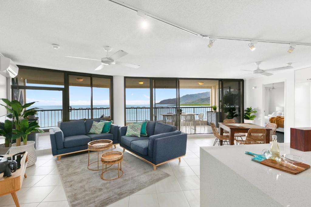 sala de estar con sofá, sillas y mesa en Cairns Aquarius, en Cairns