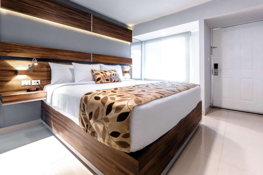 Postel nebo postele na pokoji v ubytování Sleep Inn Monterrey Norte