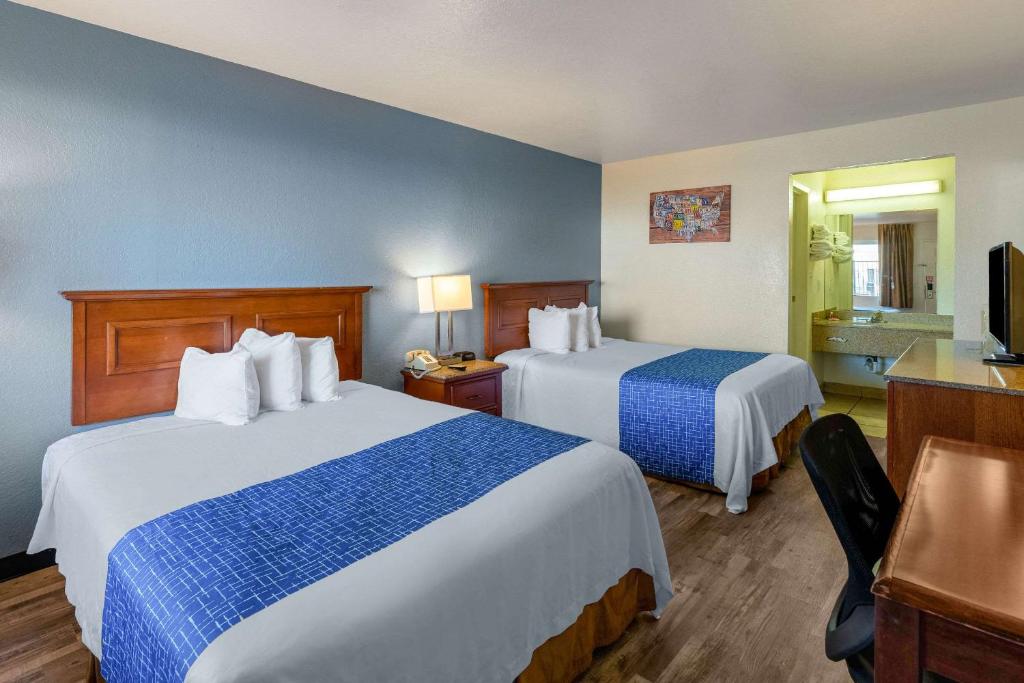 Postel nebo postele na pokoji v ubytování Econo Lodge Phoenix North I-17