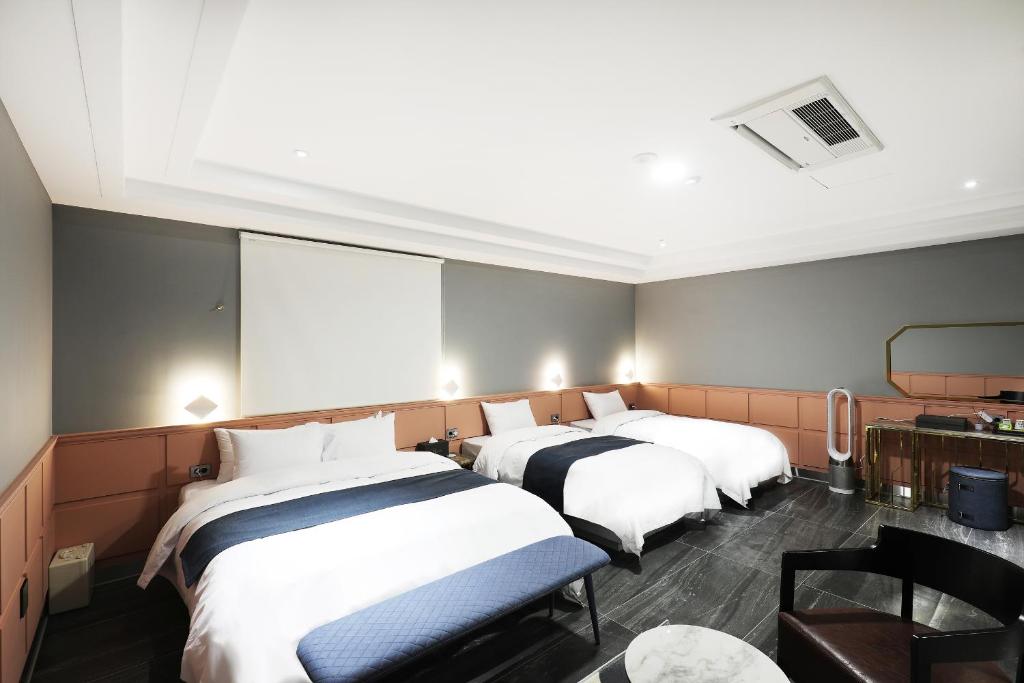 El Tower Hotel - Triple Room