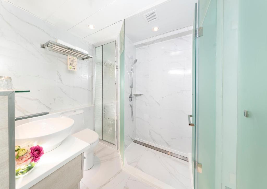 un bagno con doccia e lavandino di iclub AMTD Sheung Wan Hotel a Hong Kong