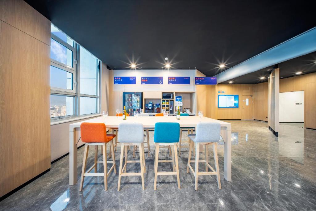Holiday Inn Express Hangzhou Westlake East by IHGにあるキッチンまたは簡易キッチン