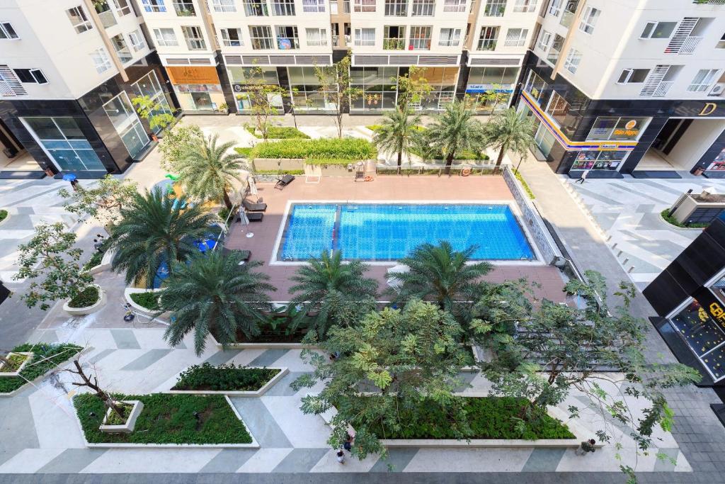 vistas panorámicas a un patio con piscina y palmeras en Sky homes Block A, en Ho Chi Minh
