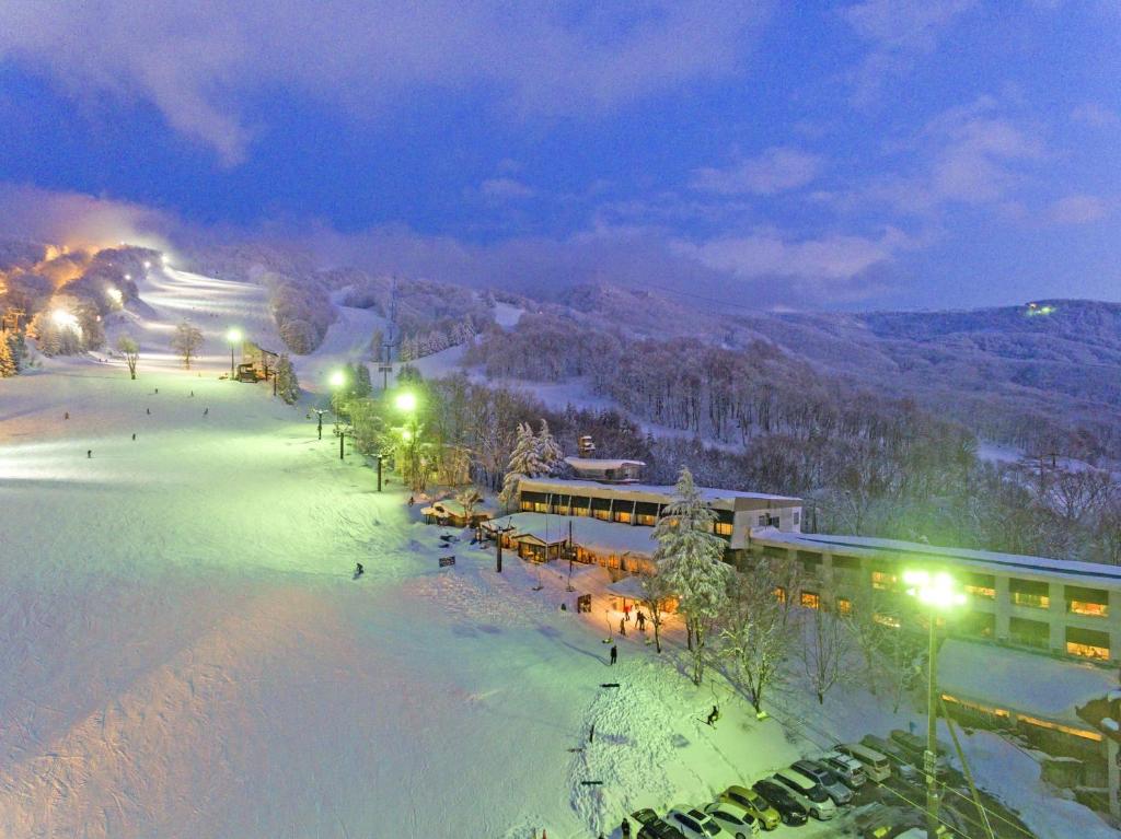 蔵王温泉にあるJURINの夜間の雪のあるスキー場