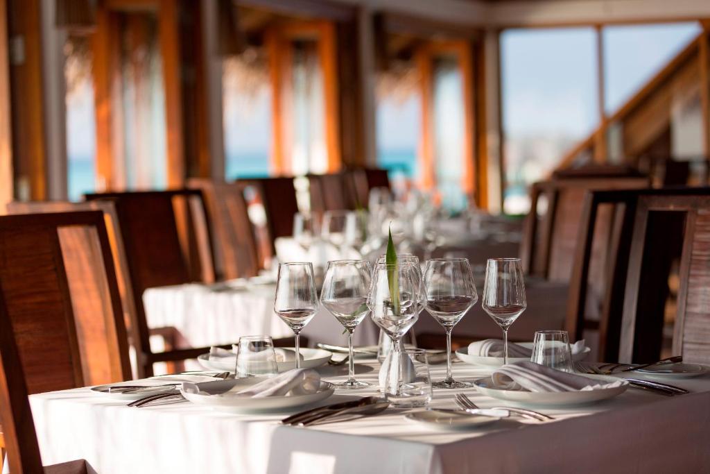 Restaurace v ubytování Anantara Dhigu Maldives Resort