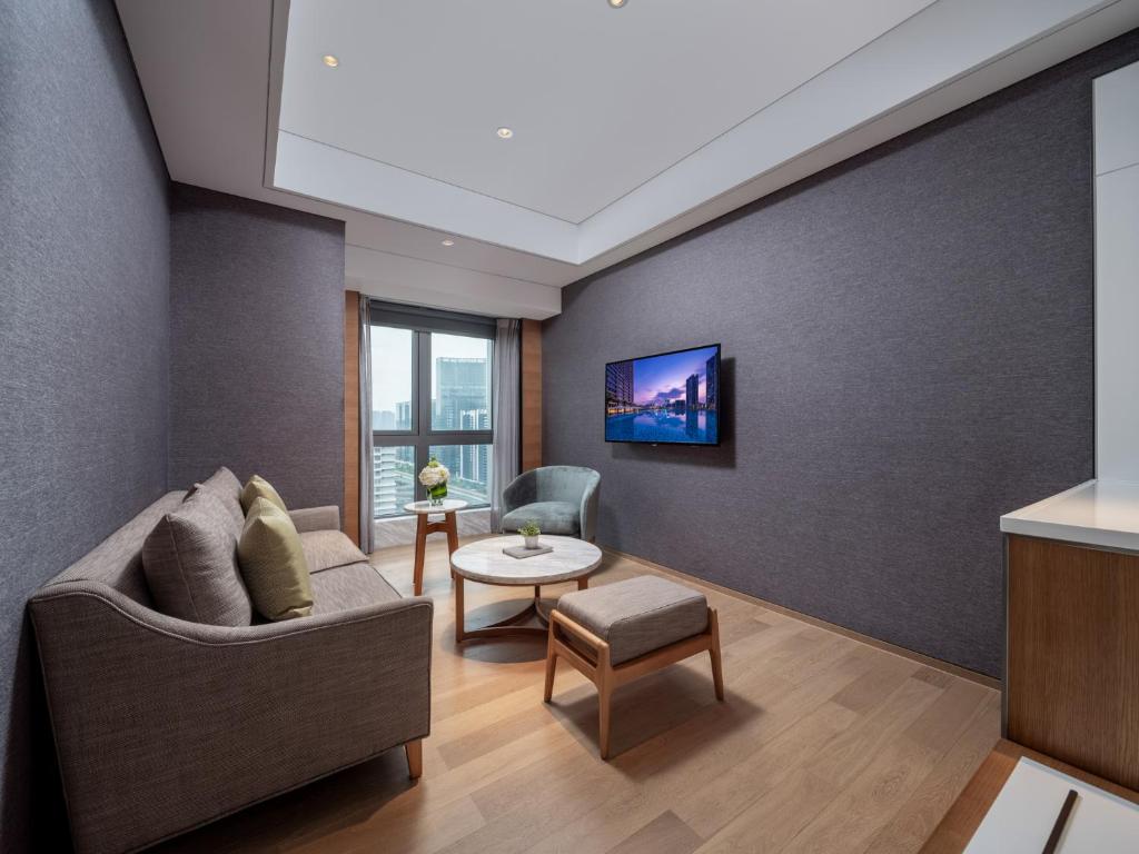 TV a/nebo společenská místnost v ubytování Genpla Hotel Shenzhen Nanshan