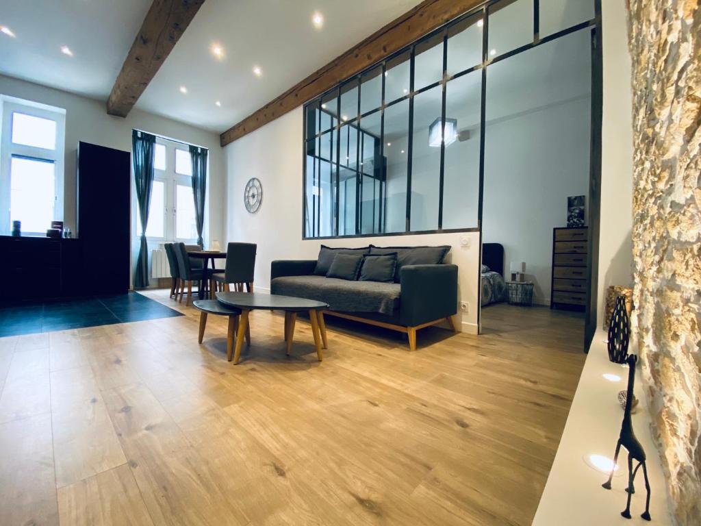 uma sala de estar com um sofá e uma mesa em Hyper centre : Appartement Déco Atelier ou Studio Mezzanine em Lyon