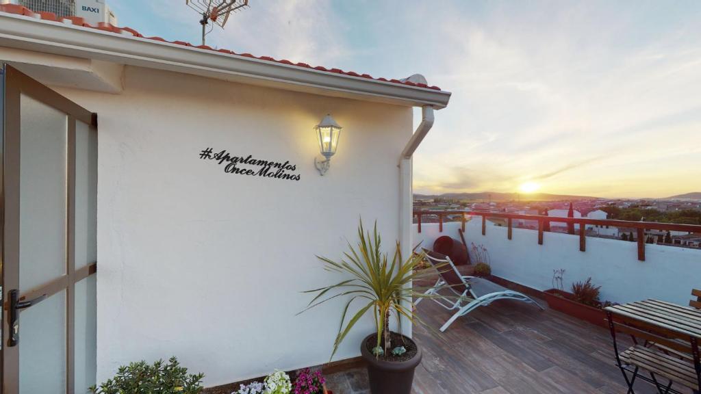 Un balcón o terraza de Apartamentos Oncemolinos con desayuno