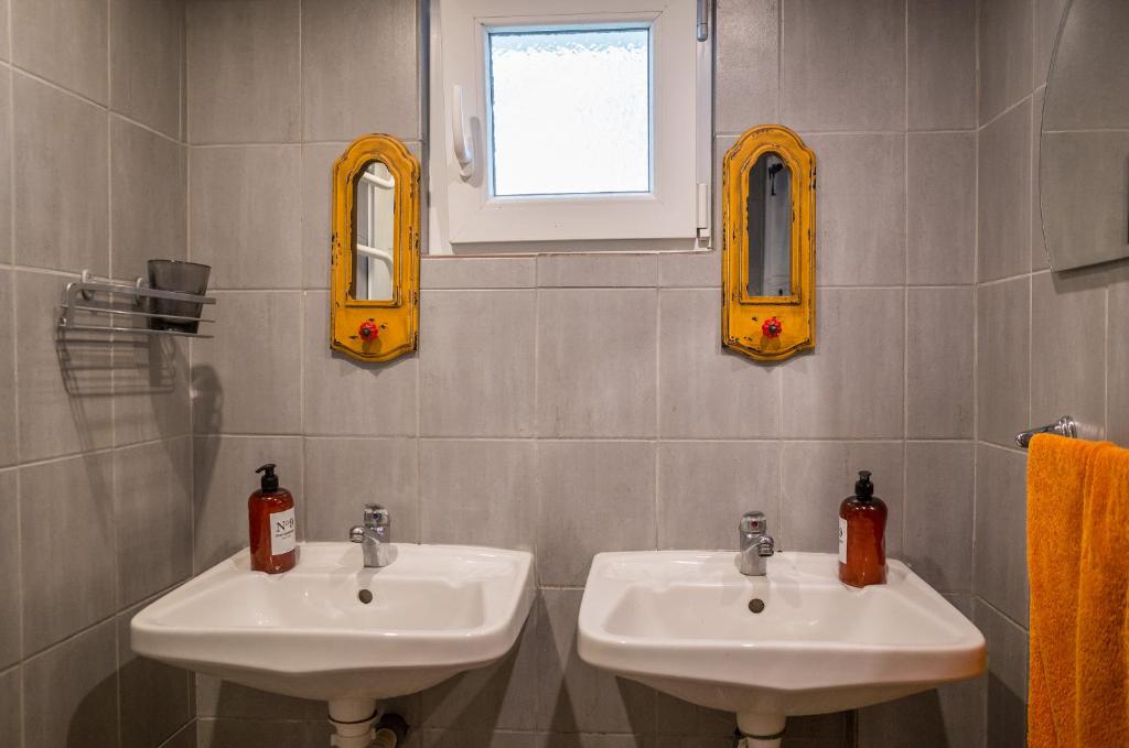 
A bathroom at Nomado Hostel
