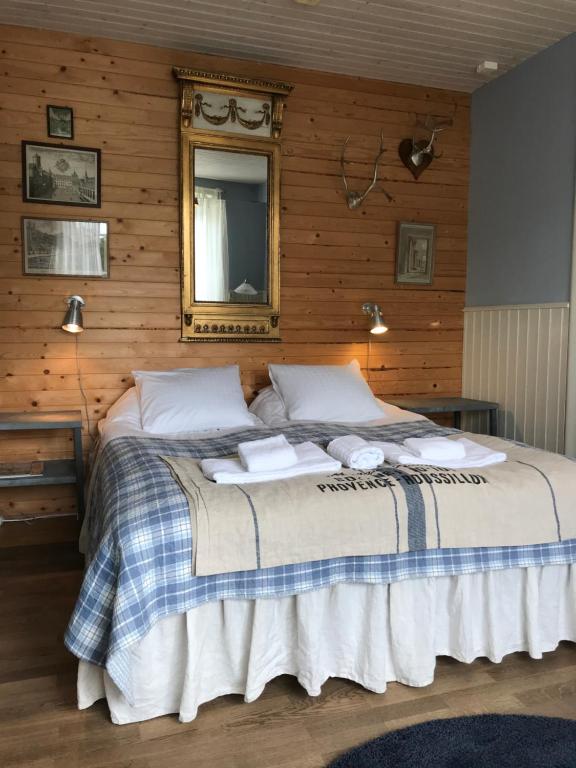 ein Schlafzimmer mit einem Bett, auf dem zwei Handtücher liegen in der Unterkunft Mellby 11 Bed & Breakfast in Kivik