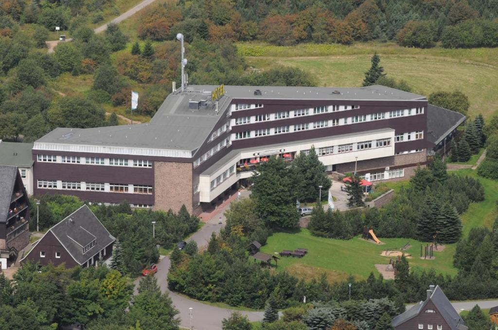 einen Blick über ein großes Gebäude auf einem Feld in der Unterkunft Hotel Lugsteinhof in Kurort Altenberg