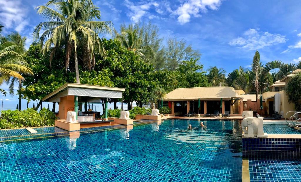 Bazén v ubytování Baan Khaolak Beach Resort nebo v jeho okolí