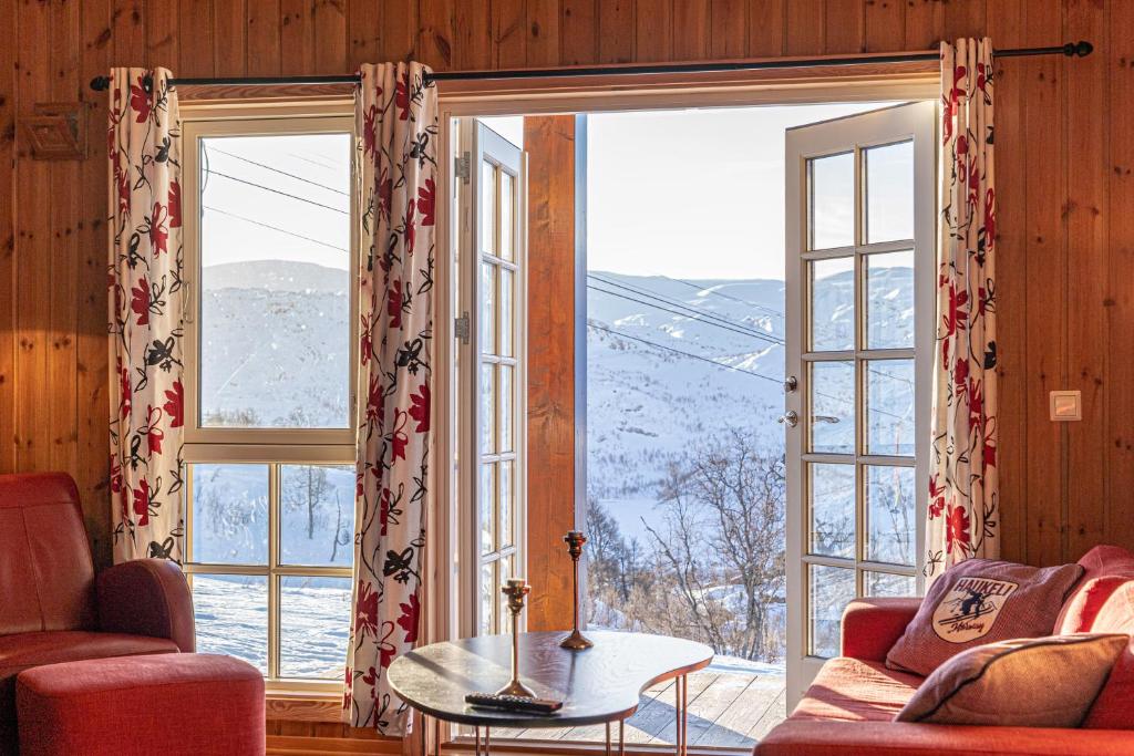 ein Wohnzimmer mit einem großen Fenster mit Aussicht in der Unterkunft Haukelifjell Skisenter in Vågsli