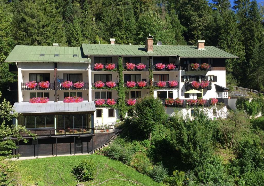 um grande edifício com flores nas varandas em Gästehaus Lärchenhang em Mittenwald