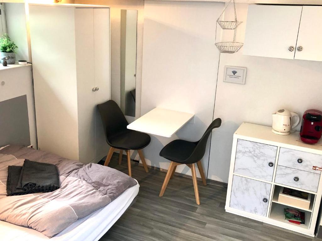 Modernes Zimmer mit Küchenzeile und Bad - Apartamento De Una Habitación