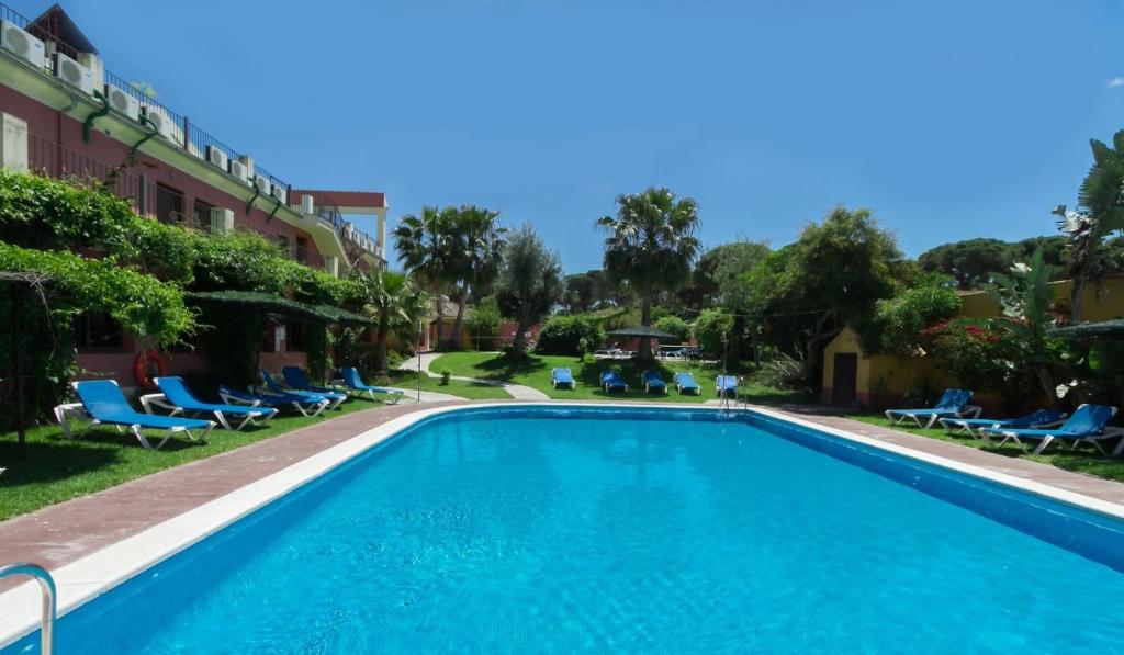 a swimming pool in front of a building at Hotel Pinomar in El Puerto de Santa María