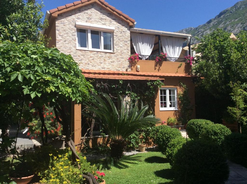 a house with a garden in front of it at Apartments Bajkovic in Kotor