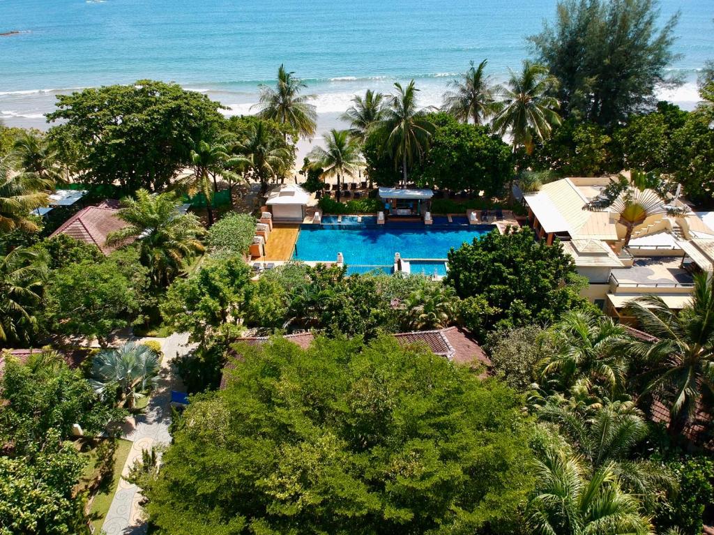 Bazén v ubytování Baan Khaolak Beach Resort nebo v jeho okolí