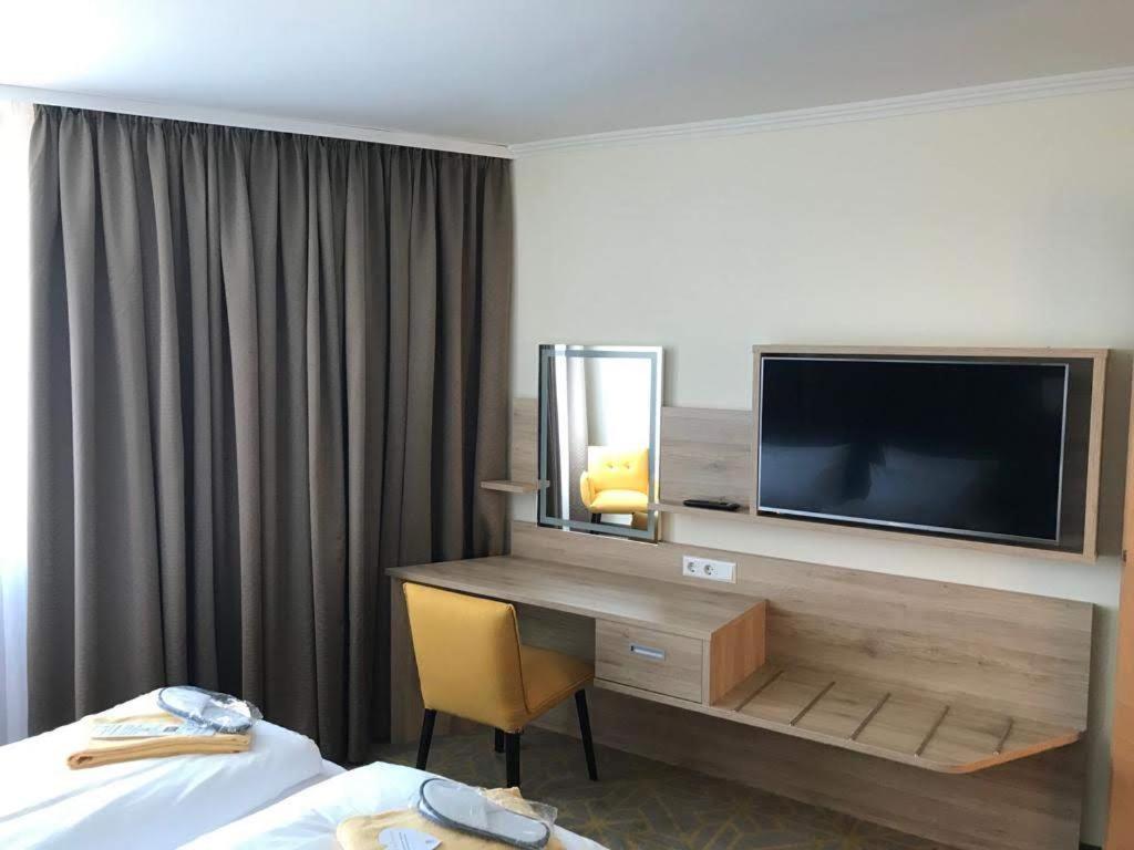 TV a/nebo společenská místnost v ubytování Gesundheitshotel Weißenstadt am See