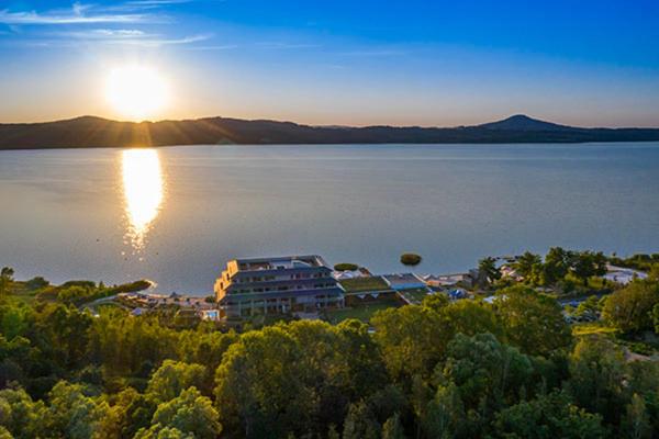 una vista de un gran cuerpo de agua con el sol poniente en Insel der Sinne, en Görlitz