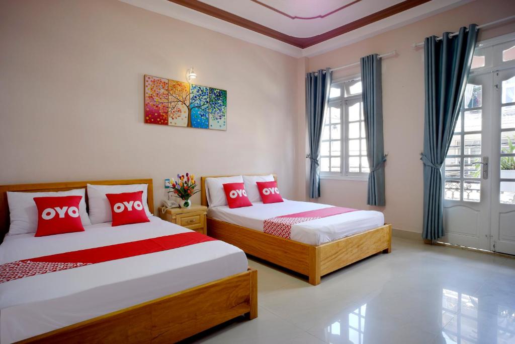 1 Schlafzimmer mit 2 Betten und roten Kissen in der Unterkunft OYO 987 Thanh Thanh Nhan Hotel in Da Lat