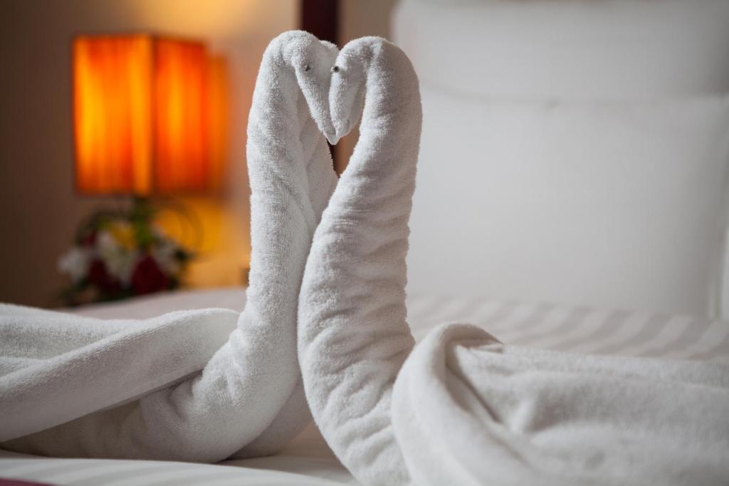 Postel nebo postele na pokoji v ubytování Grand Regal Hotel